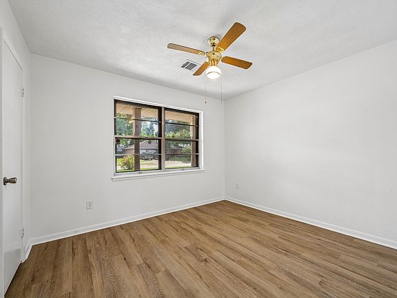 4th image of 4903 Mistletoe Rd