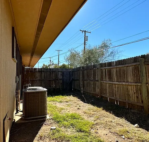 Central (Grant and Dodge) single story apartment complex, a/cs, private fenced yards and laundry ... — Photo 7
