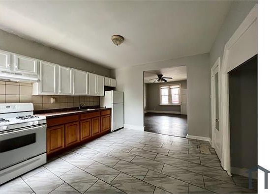 3rd image of 1729 W Champlost St #1