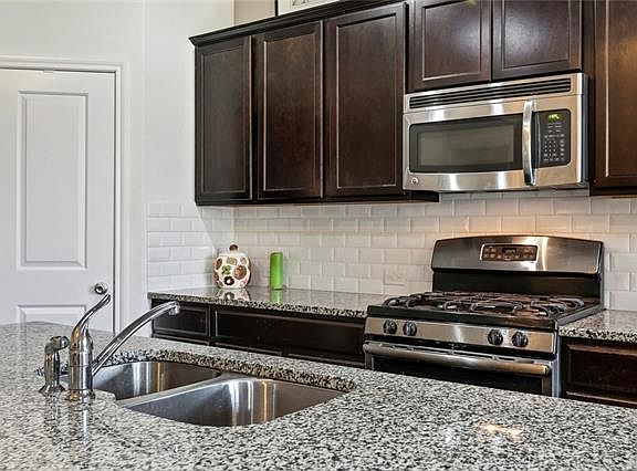4th image of 2105 Southcreek Dr