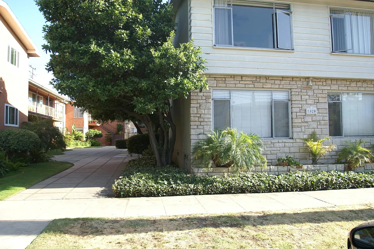 outside of building - 1020 E 2nd St #5