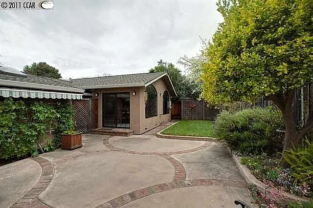 2627 Parkside Dr — Photo 2