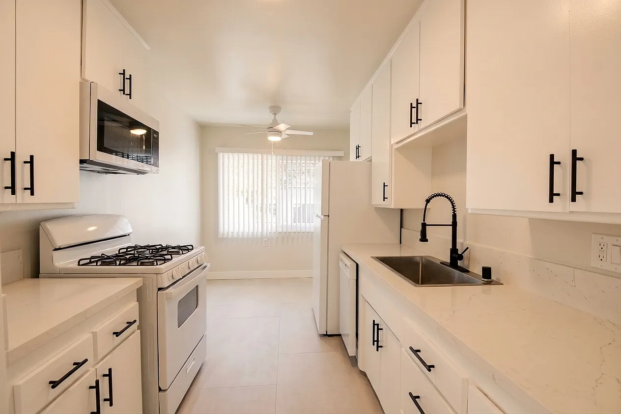 1 bed, 800 sqft, $2,196 — Photo 3