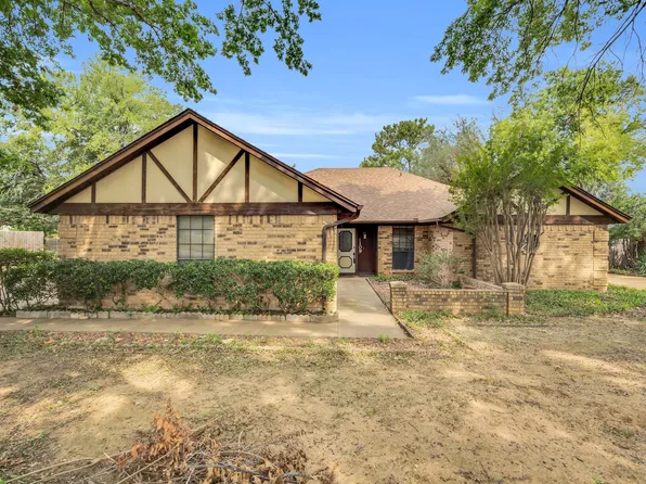 109 NE Timber Ridge Dr, Burleson, TX 76028