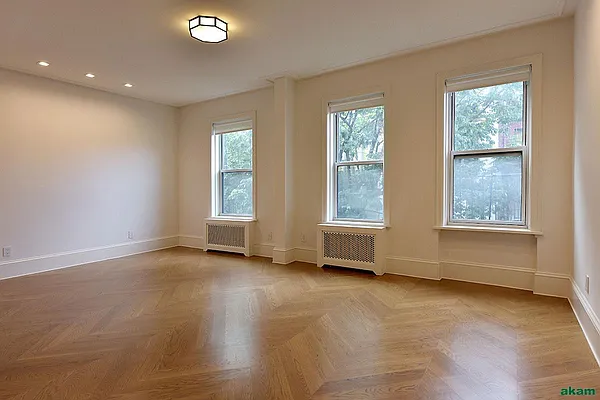 Rented by Akam Sales and Brokerage | media 10