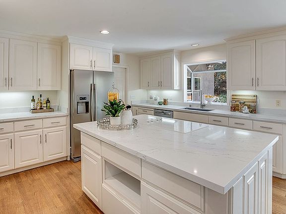 5th image of 951 Oxford Dr