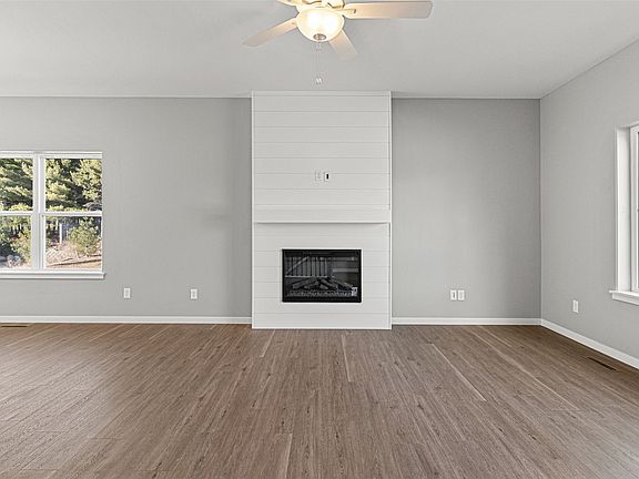 5th image of 270 Pine Grove Ln