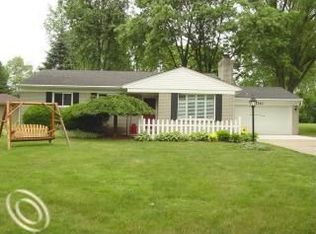 5741 Houghten St, Troy, MI 48098