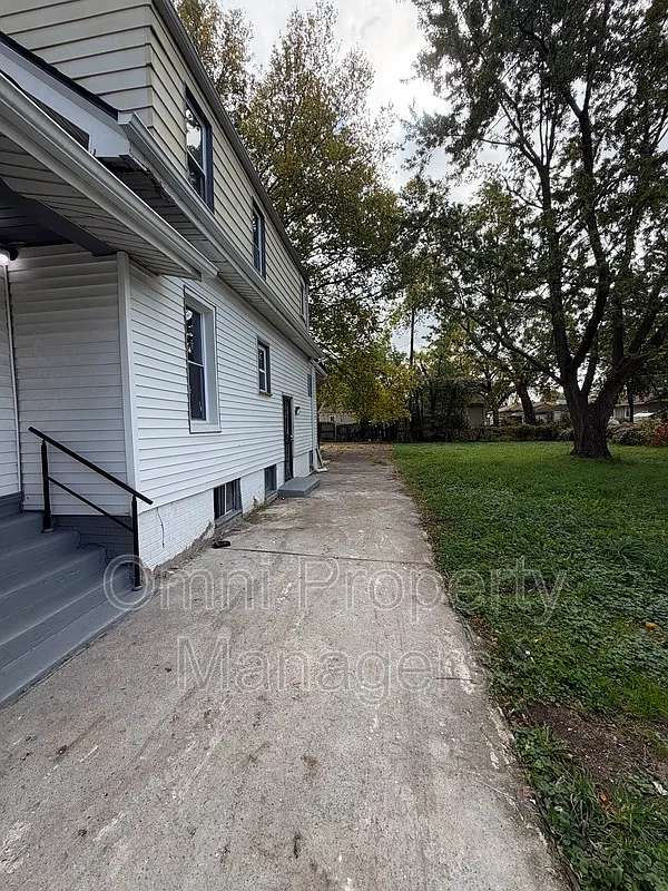 2 bed, 1.0 bath, 900 sqft, $900 — Photo 3