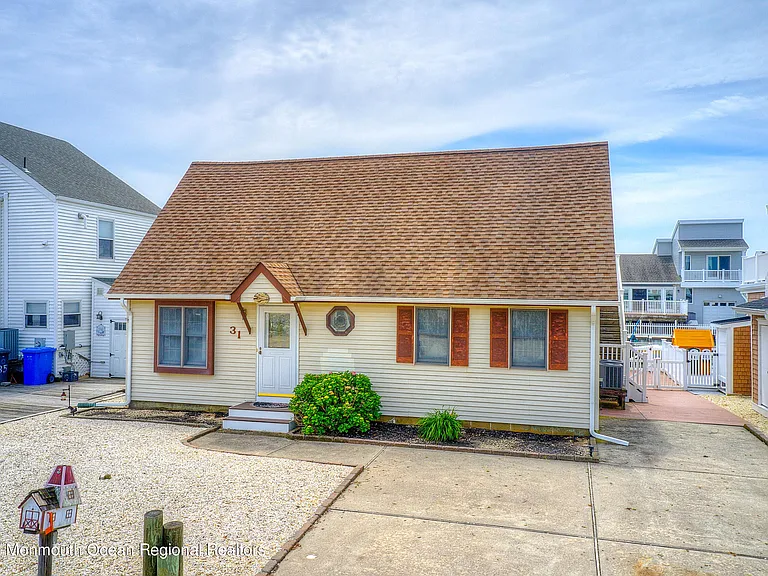 31 Peggy Ln — Photo 2