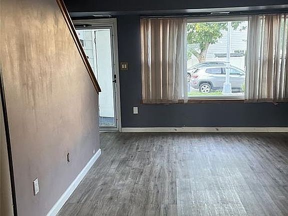 4th image of 26 Barclay Cir