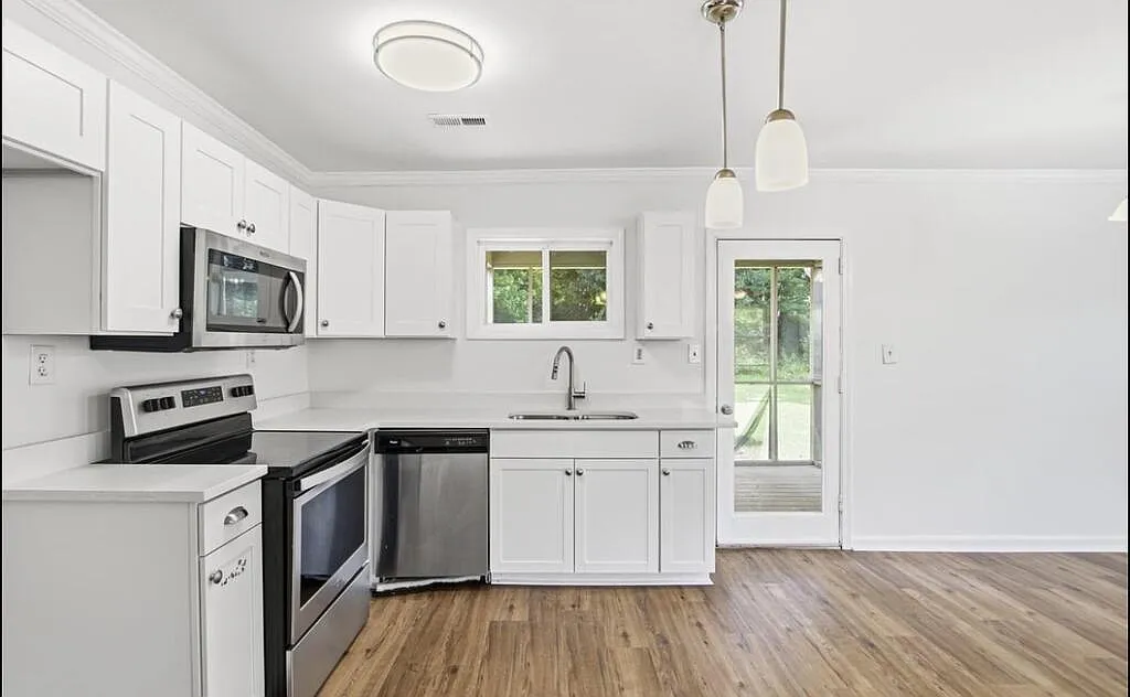 3 bed, $1,600 — Photo 2