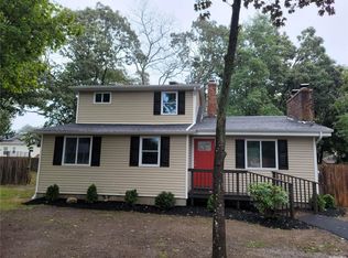 169 Huguenot Dr, Mastic Beach, NY 11951