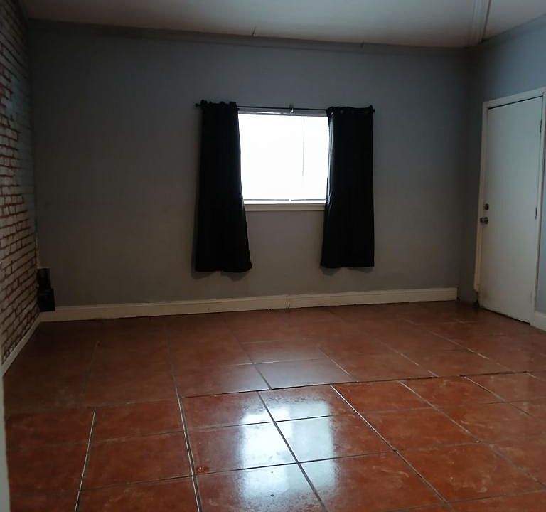 1st image of 814 Elmwood Dr #B