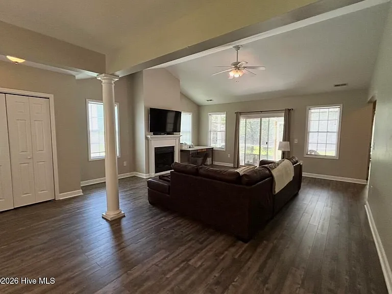 105 Lantana Ln — Photo 4