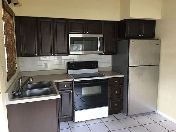 2nd image of 1550 Violet Ave