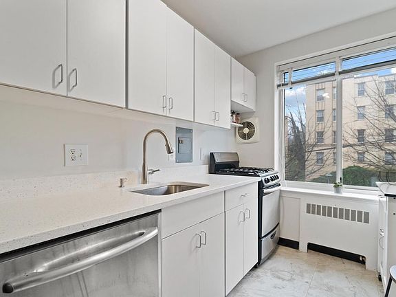 4th image of 4100 W St NW #410