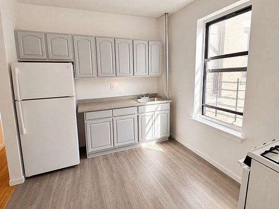 3rd image of 2085 Morris Ave #D3