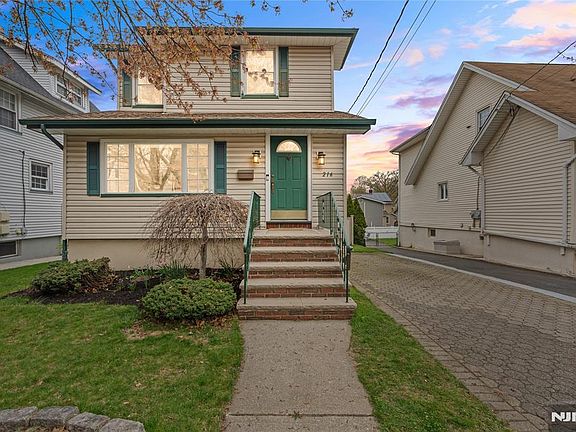5th image of 216 5th St
