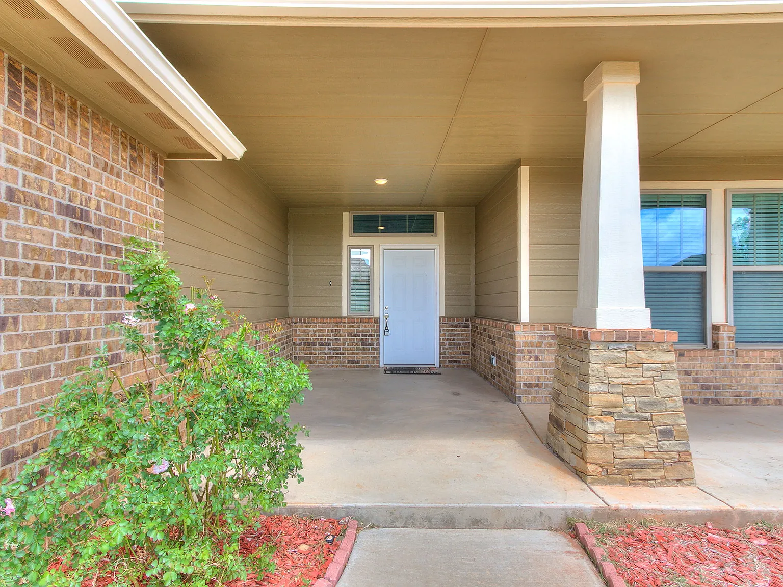 4 bed, 2.5 bath, 2144 sqft, $2,300 — Photo 2