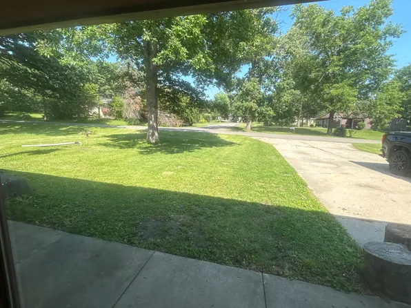 2274 W Glenview Dr #2, Freeport, IL 61032