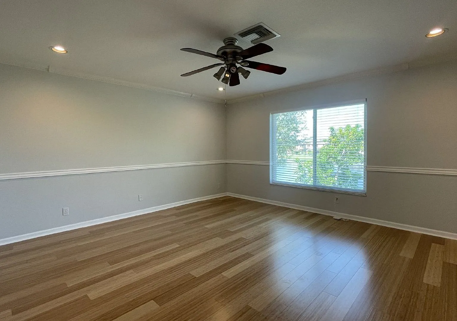 Beautiful 4BR Waterfront Home in Lakes of Laguna — Photo 3