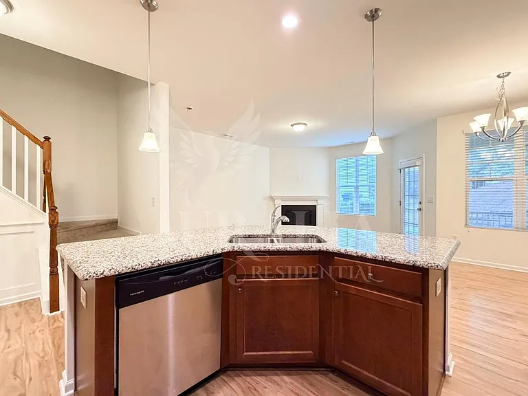 907 Saratoga Dr — Photo 9