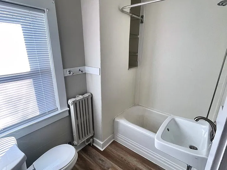 638 N Main St — Photo 7