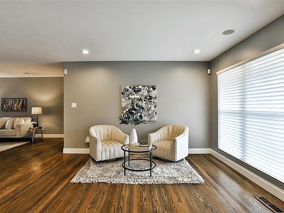 4th image of 546 Chalet Ct