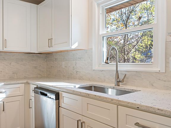 3rd image of 1005 Sherwood Forest Dr