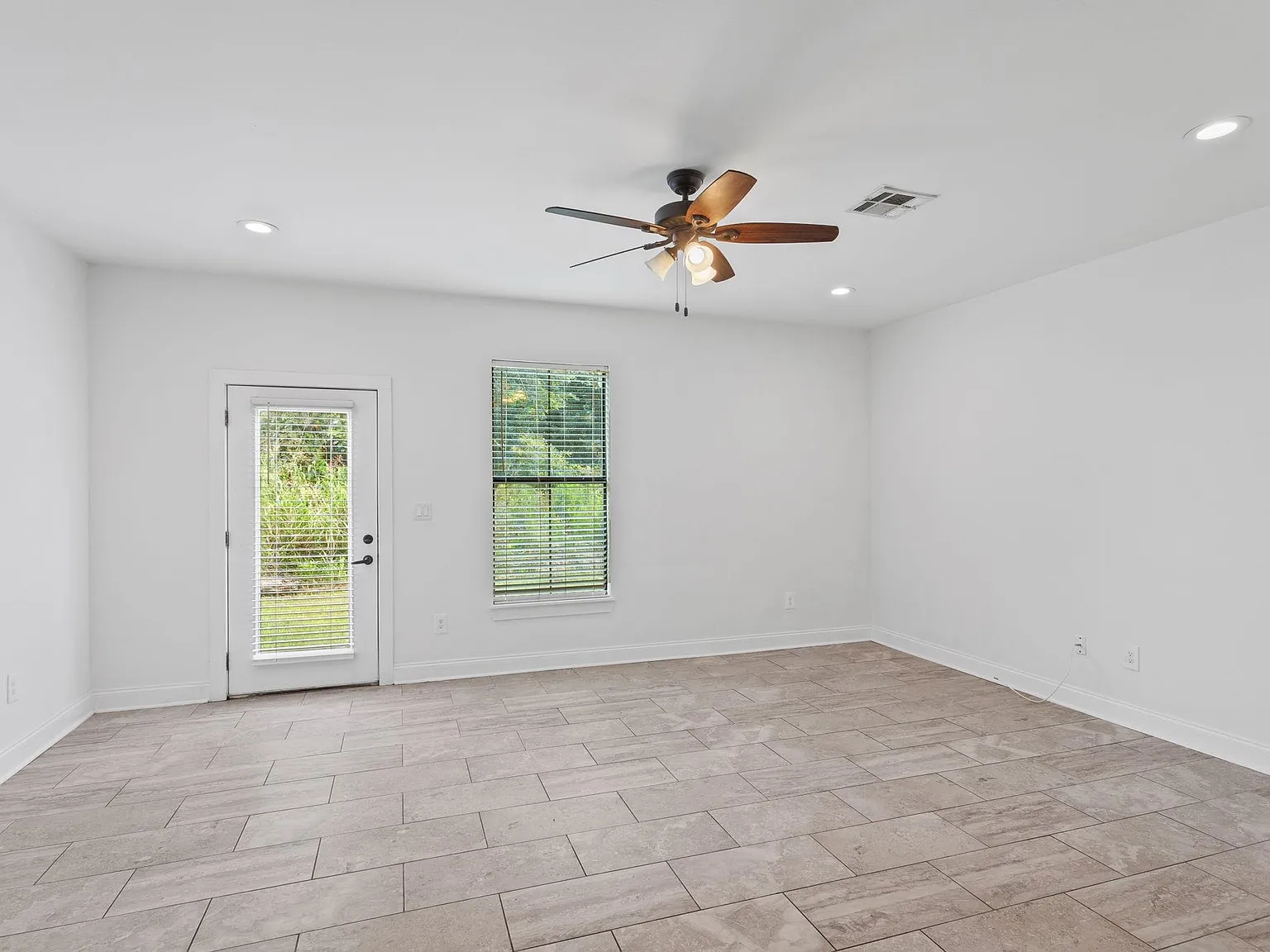 3 bed, 2.5 bath, 1450 sqft, $1,750 — Photo 2