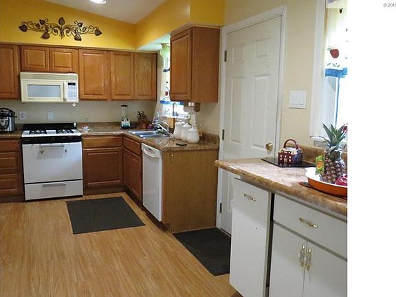 Spacious kitchen. Nice wood cabinets. All appliances stay.