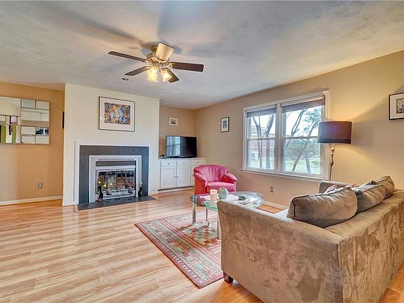 4th image of 543 W 20th St APT 103