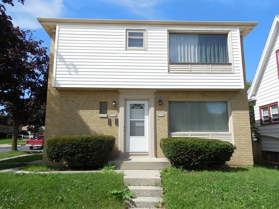 2747-2749 N 76th St
