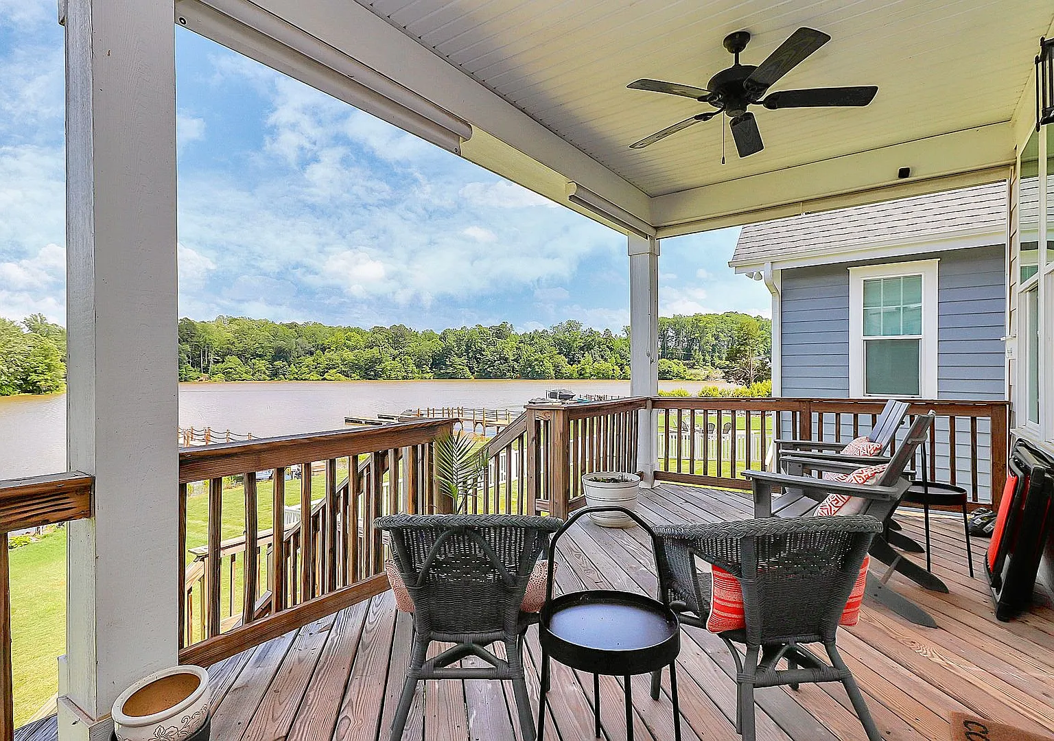 Water front home with a dock Lake Norman — Photo 3