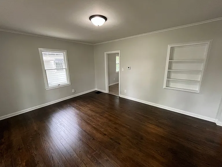 870 Melrose Ave — Photo 2