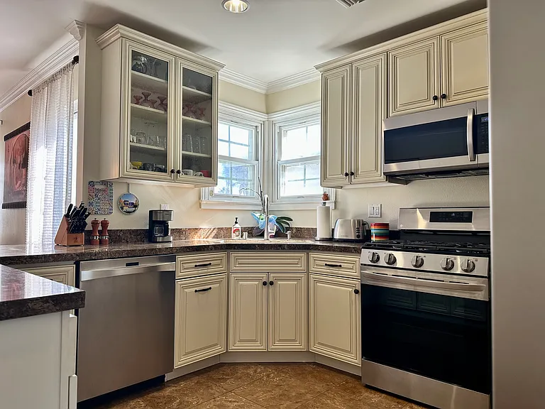 2048 N Screenland Dr — Photo 6