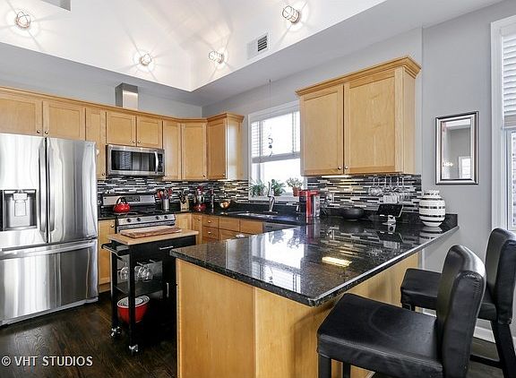 3rd image of 1630 W Summerdale Ave APT 3