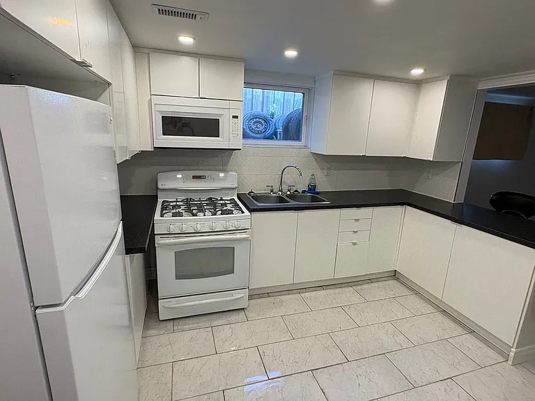 135 Bonham Blvd #BASEMENT — Photo 24