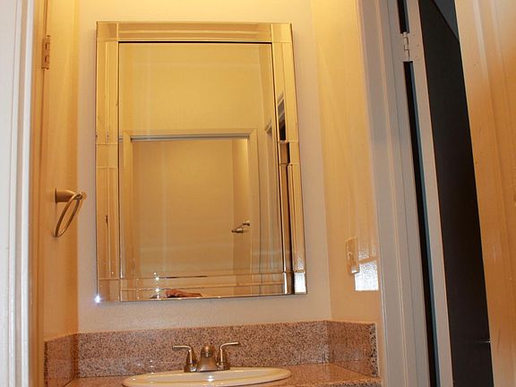 4th image of 622 S Barrington Ave APT 104
