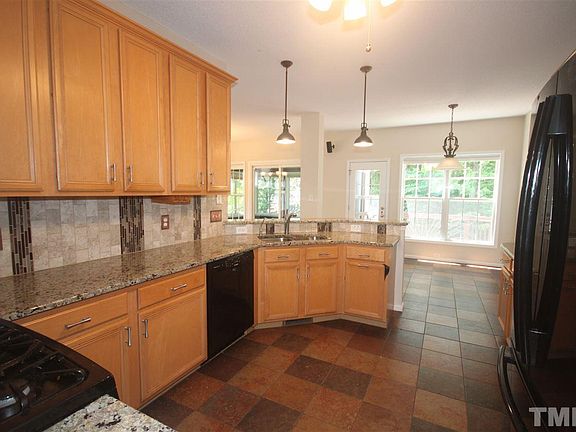 4th image of 404 Somersview Dr