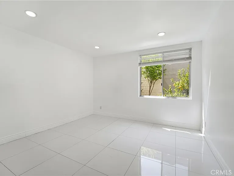 5301 Balboa Blvd #F7 — Photo 22