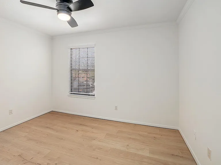204 Northwest Dr #F — Photo 11