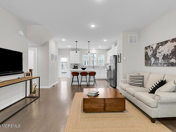 4th image of 10 Sunset Road