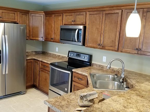 3rd image of 384 Oxford Cir