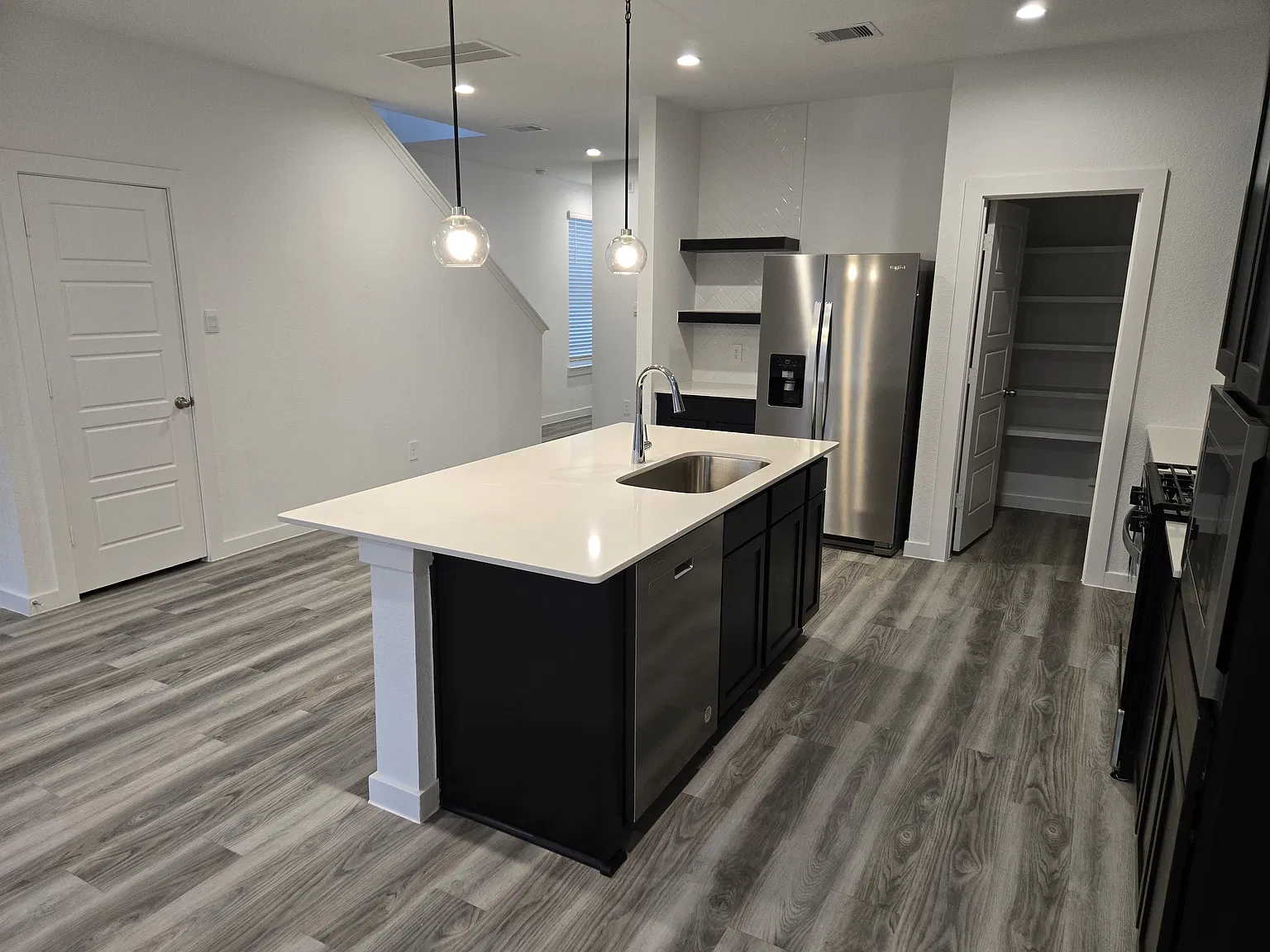 3 bed, 1820 sqft, $2,600 — Photo 3