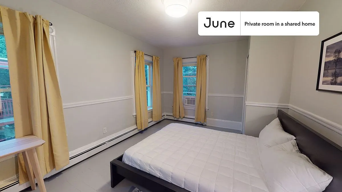 Queen bedroom in 4 bed/2 bath home in Allston #502 D — Photo 1