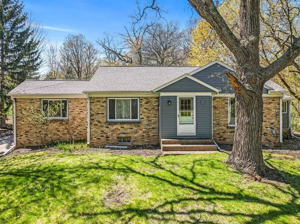 W305N2379 Maple AVENUE, Pewaukee, WI 53072