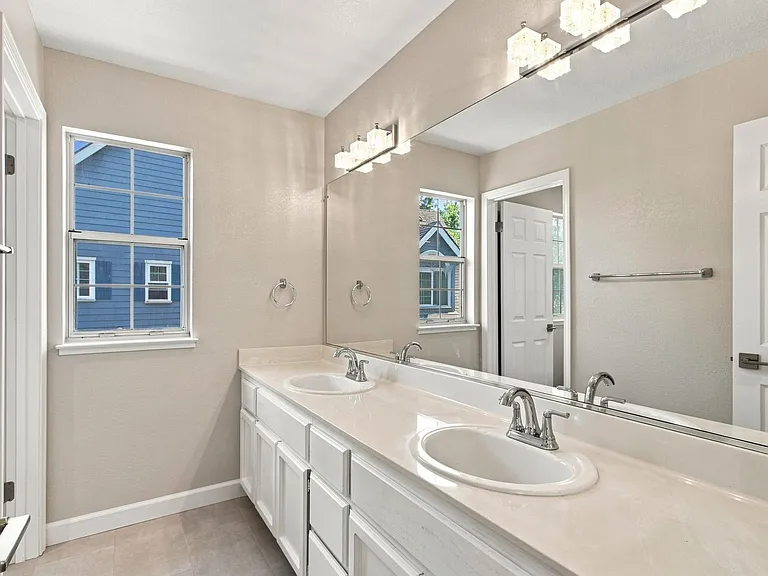 749 Glenborough Dr — Photo 16