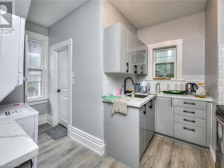 19 Clarence Pl #2 — Photo 4